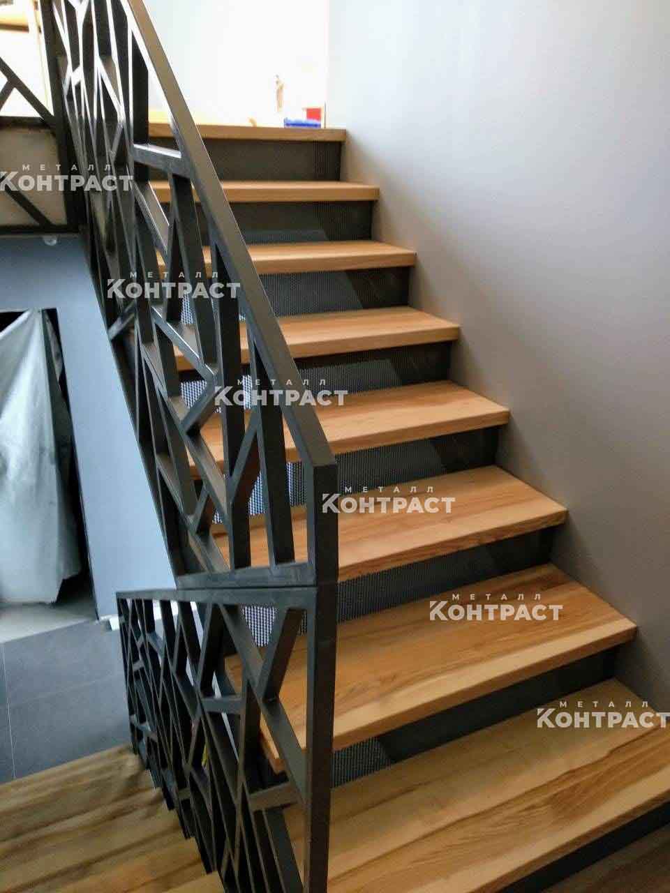 Лестница с ограждениями